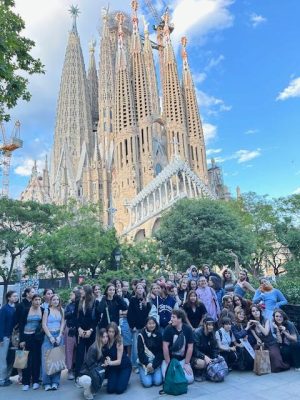Le groupe devant la Sagrada Família